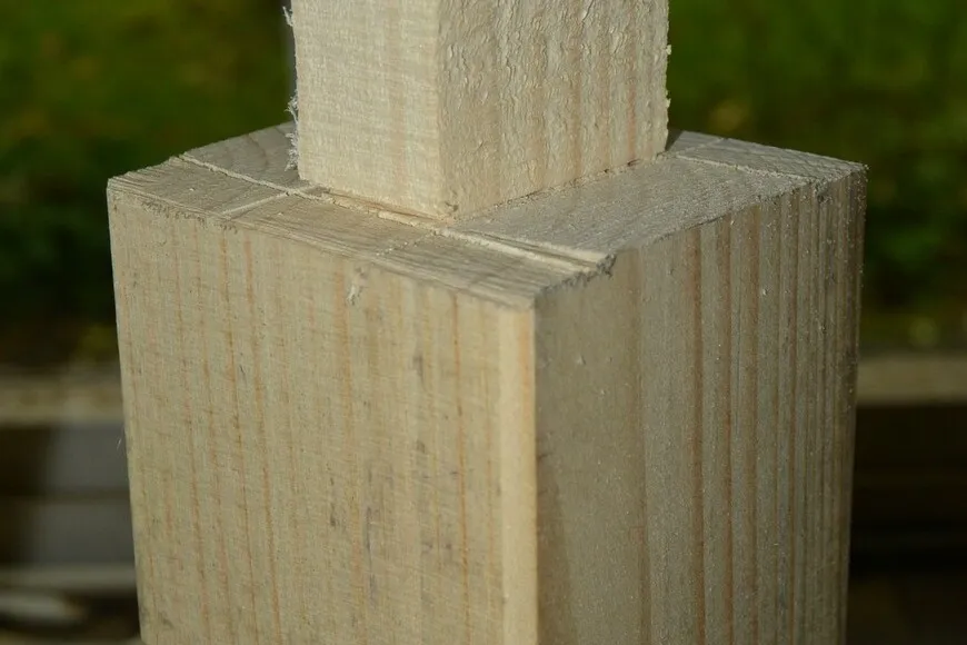 Nahaufnahme von einem großen Stück Holz. Auf diesen liegt ein kleineres Stück Holz.
